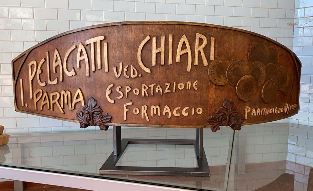 Insegna per la Ditta Pelagatti, legno e stucco, 1905 ca. (Soragna, Museo del Parmigiano Reggiano)