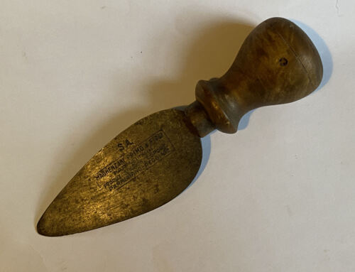 Coltello scagliatore a mandorla