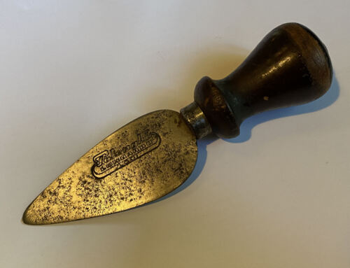 Coltello scagliatore a mandorla